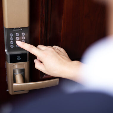 Manere inteligente și controlul de la distanță: Acces rapid și sigur la casa ta