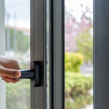 Smart Locks vs. Manere tradiționale: Care este alegerea potrivită pentru casa ta?